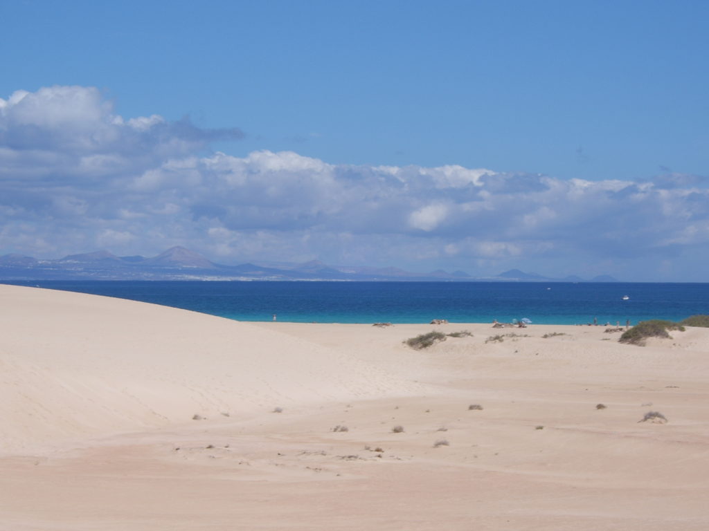 Dunes de sables blancs sur l'île de Fuerteventura dans les Canaries