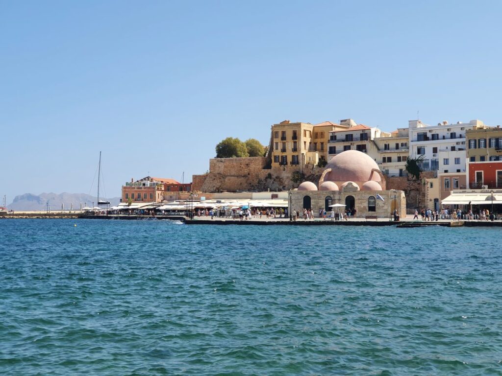 Vue sur le port et mosquee Kioutsouk Hassan
Chania port and view of Kioutsouk Hassan mosque